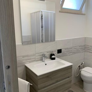 Sèche-cheveux, serviettes fournies