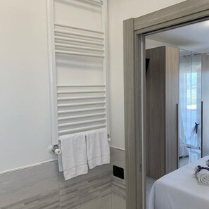 Sèche-cheveux, serviettes fournies