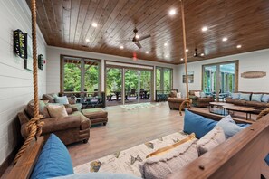 Televisión, chimenea, videojuegos y reproductor de DVD 