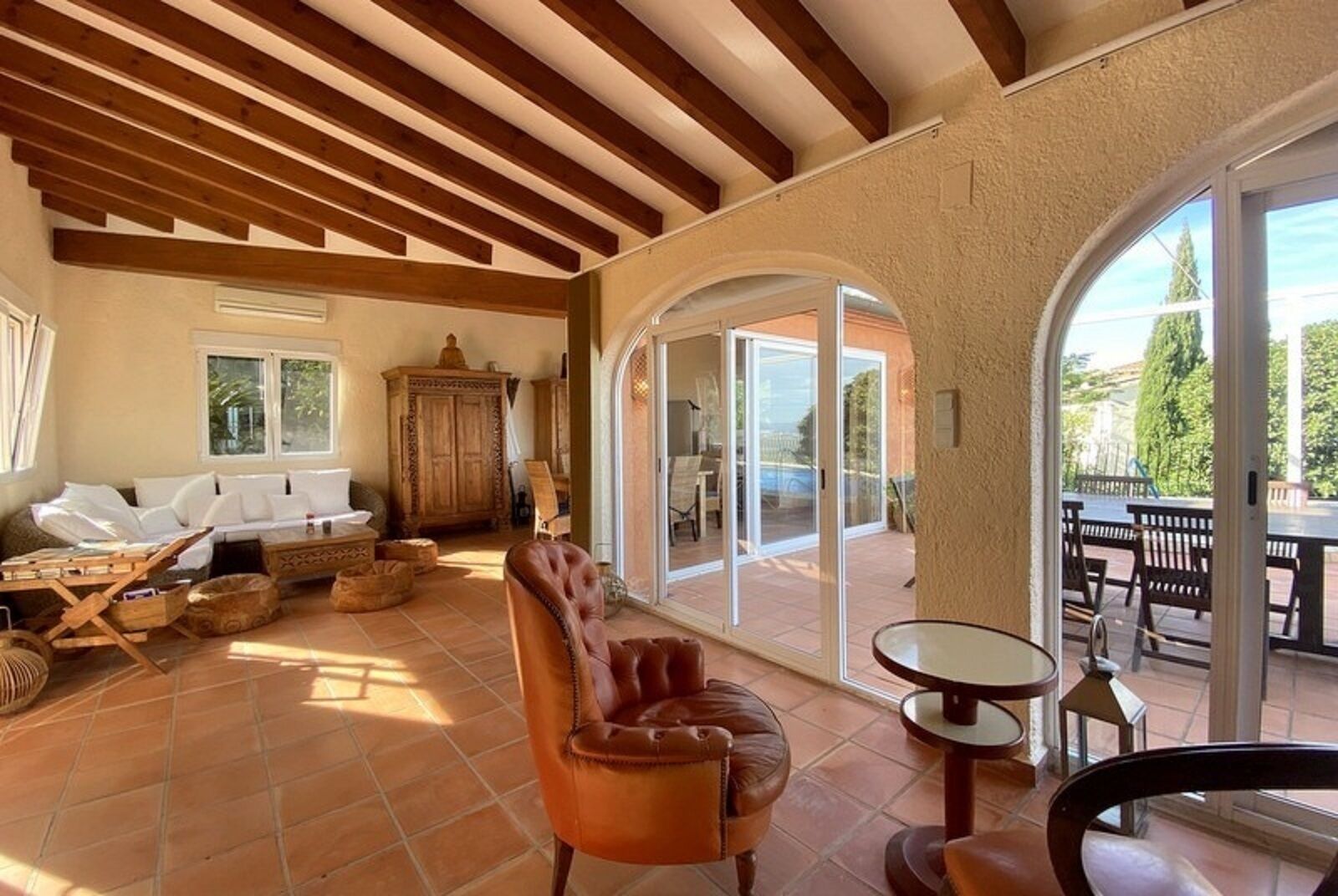 TV connectée, cheminée, chaîne hi-fi