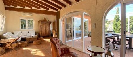 Smart TV, chimenea, estéreo