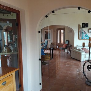 Un interno con zona pranzo, divano e televisore.