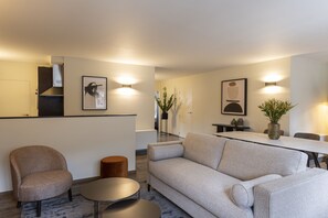 Departamento Deluxe, 2 habitaciones | Área de sala de estar | Televisión de pantalla plana de 52 pulgadas con canales por cable 
