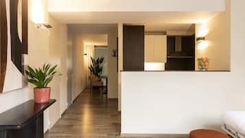Deluxe-Apartment, 1 Schlafzimmer, Terrasse | Wohnbereich | 52-Zoll-Flachbildfernseher mit Kabelempfang, Fernseher