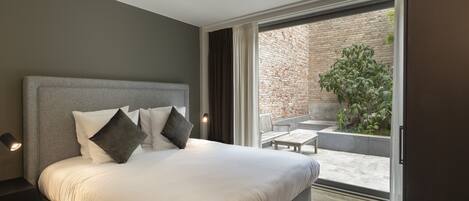 Caja de seguridad en la habitación, escritorio y cortinas blackout