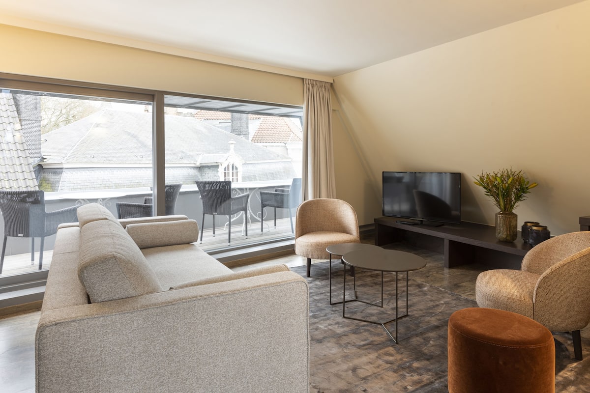 Appartement Deluxe, 1 chambre, terrasse, en mezzanine | Coin séjour | Télévision à écran plat de 52 pouces avec chaßnes par cùble, télévision