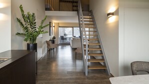 Leilighet – deluxe, 1 soverom, terrasse, mellometasje | Oppholdsområde