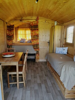 1 soveværelse, strygejern/strygebræt, sengetøj