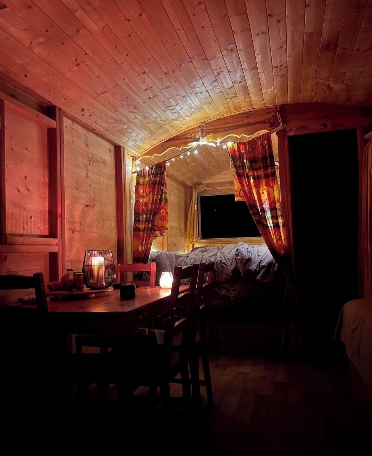 1 dormitori, planxa i posts de planxar i roba de llit 