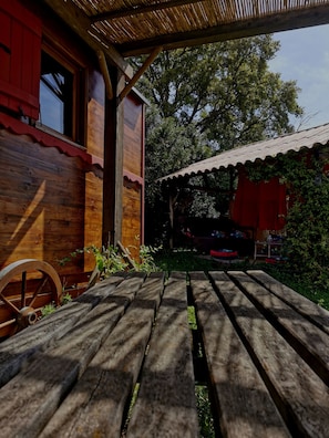 Terrace/patio - A trailer in the heart of a ranch, nature and you. The beach and mountains 10 minutes away (OLMETA DI TUDA)