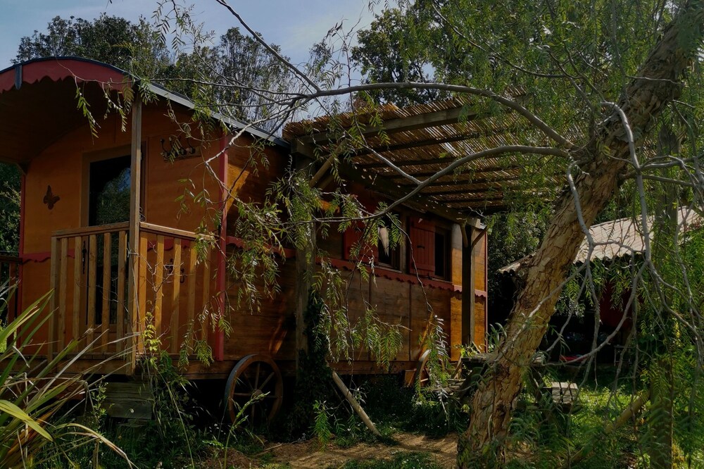 A caravan in the heart of a ranch, nature and you. The beach, the mountain 10 minutes away
