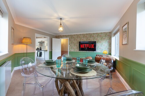 A gem nestled in the heart of Oxford with parking!