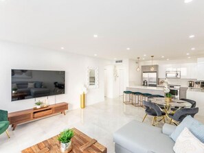 Interior - 🌴 Oceanfront Luxury Retreat | Newly Renovated 2BR • Bay Views • Direct Beach Access (Hollywood)