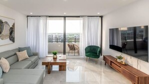 Living area - 🌴 Oceanfront Luxury Retreat | Newly Renovated 2BR • Bay Views • Direct Beach Access (Hollywood)
