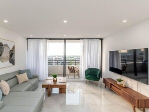 TV - 🌴 Oceanfront Luxury Retreat | Newly Renovated 2BR • Bay Views • Direct Beach Access (Hollywood)