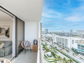 Property grounds - 🌴 Oceanfront Luxury Retreat | Newly Renovated 2BR • Bay Views • Direct Beach Access (Hollywood)