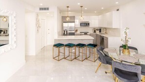 Dining - 🌴 Oceanfront Luxury Retreat | Newly Renovated 2BR • Bay Views • Direct Beach Access (Hollywood)