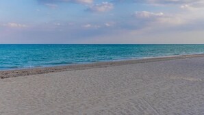 Beach - 🌴 Oceanfront Luxury Retreat | Newly Renovated 2BR • Bay Views • Direct Beach Access (Hollywood)