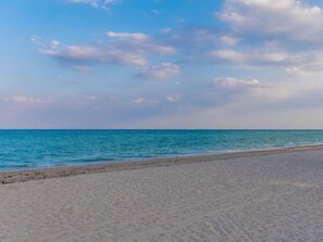 Beach nearby - 🌴 Oceanfront Luxury Retreat | Newly Renovated 2BR • Bay Views • Direct Beach Access (Hollywood)