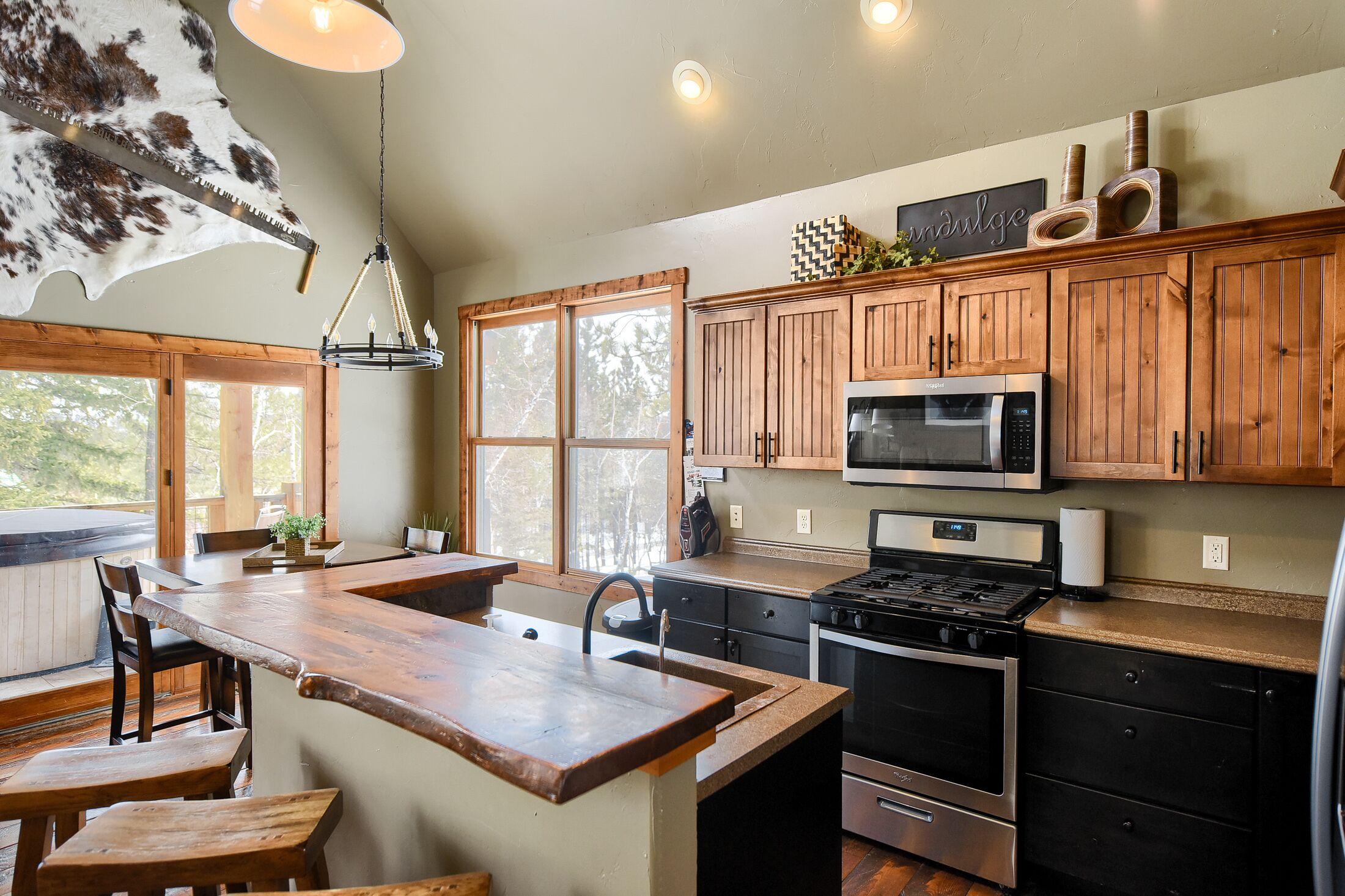 Open Floor Plan, Hot Tub, Walking Distance to Clubhouse Pool, WIFI, Parking!