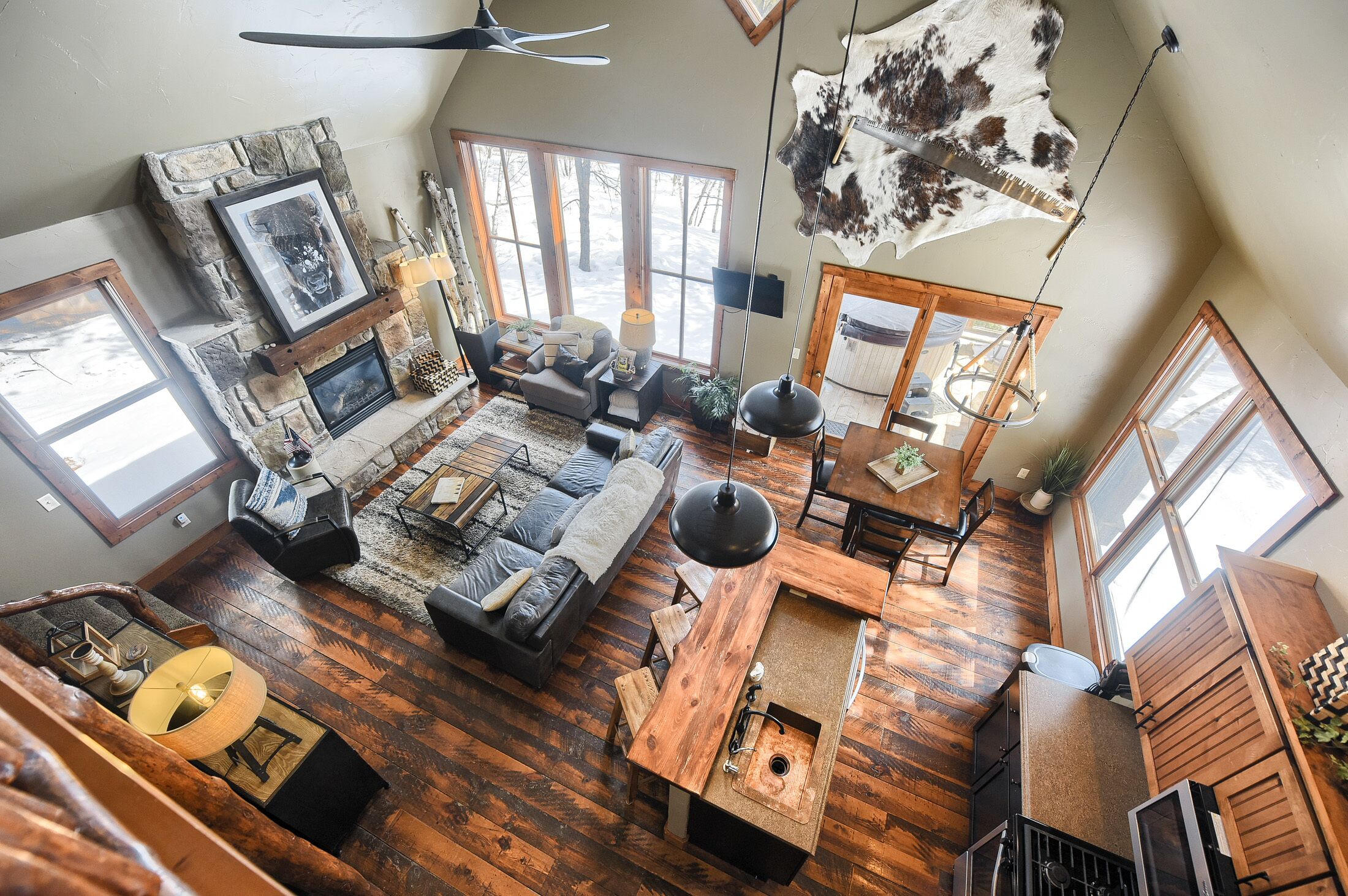 Open Floor Plan, Hot Tub, Walking Distance to Clubhouse Pool, WIFI, Parking!