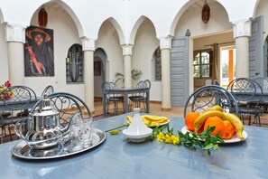 Outdoor dining - Villa Agora in the countryside near Marrakech (Sidi Abdellah Ghiat)