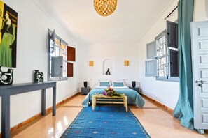 10 間睡房、房內夾萬、熨斗/熨衫板、可攜式嬰兒床