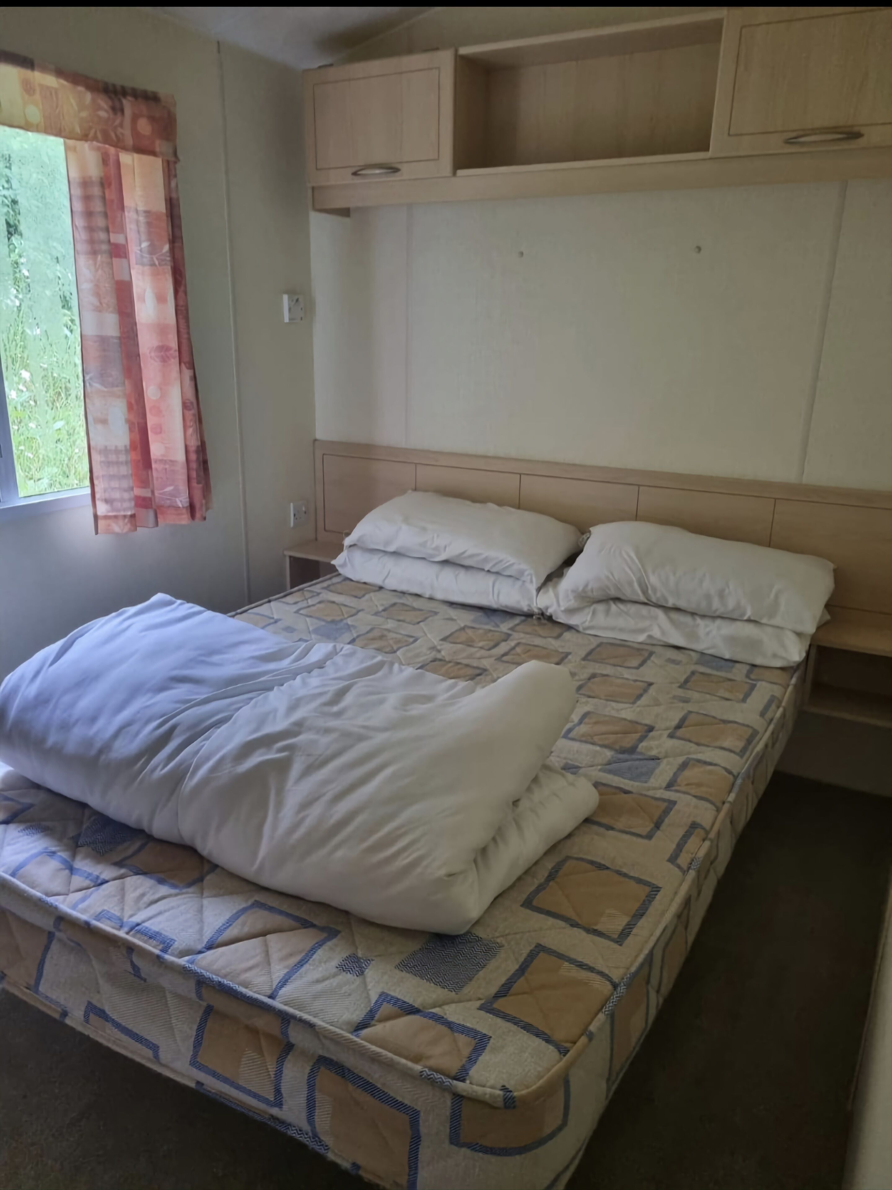 Lovely spacious 8 berth caravan on a nice quiet plot