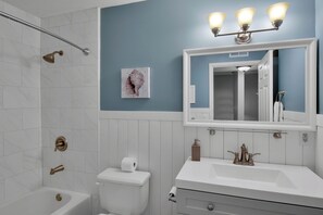 Kombination af bruser/badekar, håndklæder, Sæbe, Toiletpapir