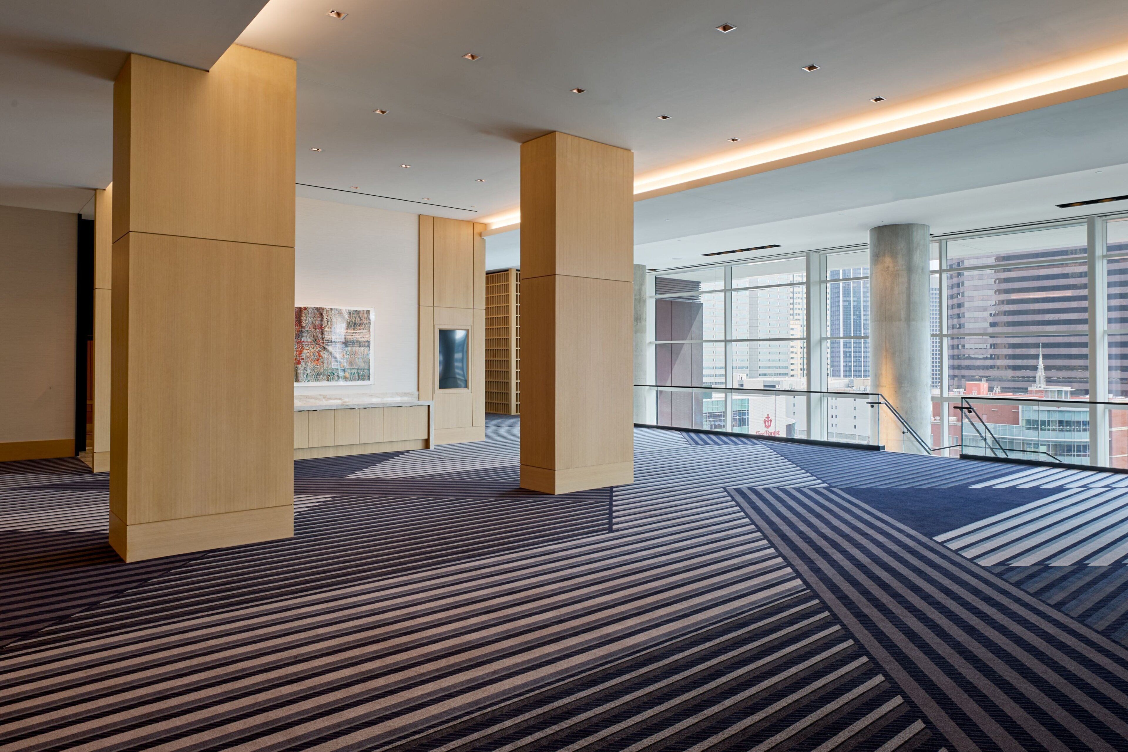 Un intérieur spacieux avec de hauts plafonds, de grandes fenêtres et un design moderne.