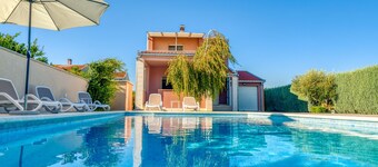 LUXURY VILLA JERKOVIĆ WITH HEATED POOL AND JACUZZI