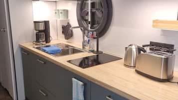 KylskÄp, mikrovÄgsugn, spishÀll och diskmaskin