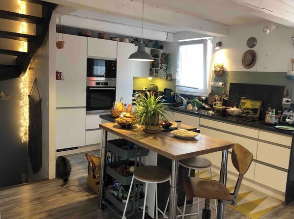 Kühlschrank, Mikrowelle, Ofen, Herdplatte