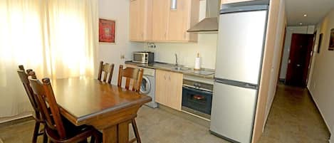 Réfrigérateur, four, batterie de cuisine, vaisselle et ustensiles