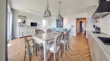 Apartment (ul. Wiejska 58/4) | Essbereich im Zimmer