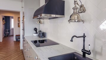 Apartamento (ul. Wiejska 58/4) | Cocina privada | Frigorífico, horno, lavavajillas y hervidor eléctrico