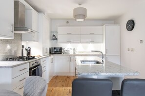 Fridge, microwave, oven, stovetop - Best City Centre Luxurious Home (Belfast)