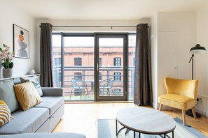 TV - Best City Centre Luxurious Home (Belfast)