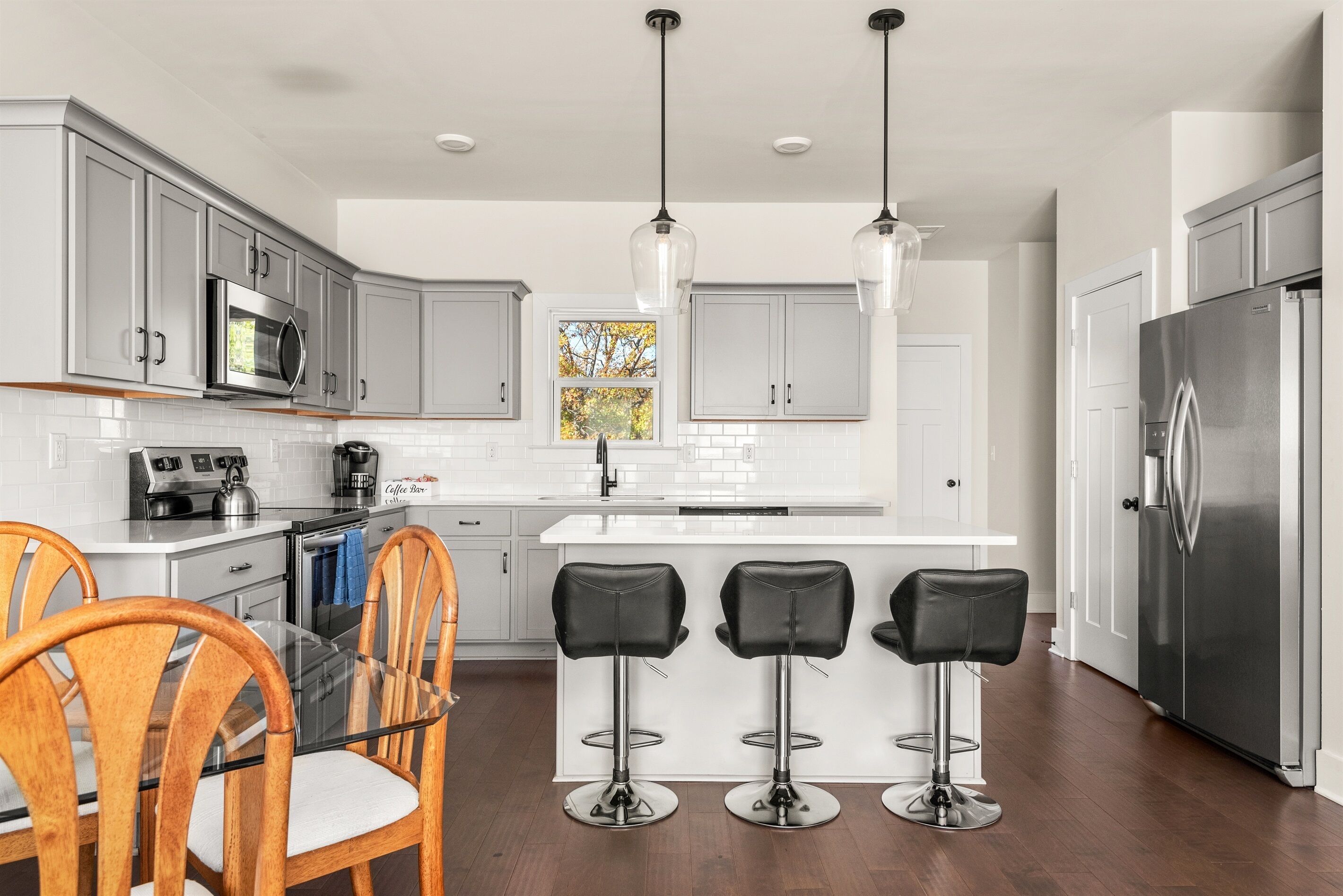 Frigorifero, microonde, forno, piano cottura