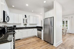 ثلاجة، ميكروويف، فرن، موقد طهي مسطح