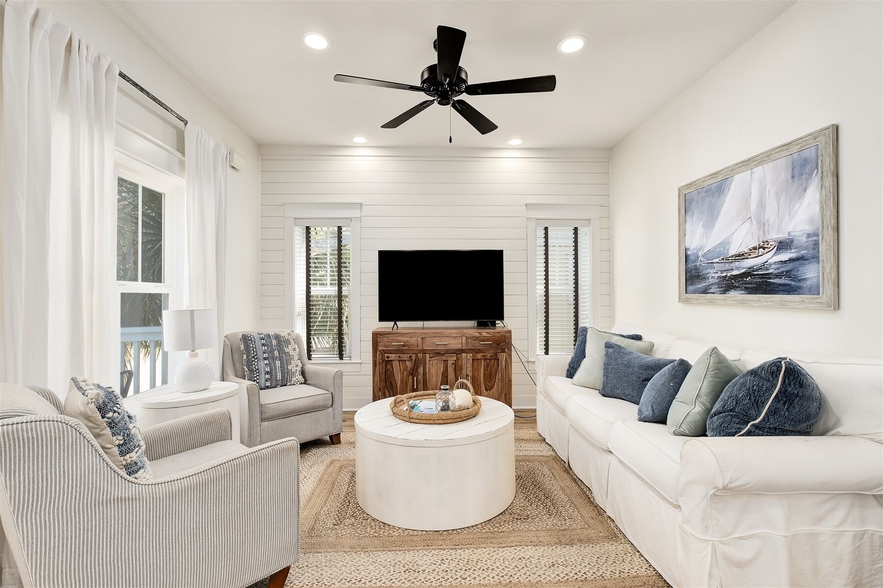 6-Seater Golf Cart, 4 Bikes! Walk to Beach Blue Mt