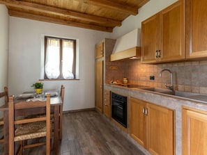 Fridge, oven, dishwasher, cookware/dishes/utensils