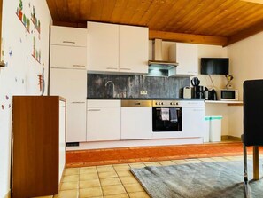 Kühlschrank, Mikrowelle, Ofen, Geschirrspüler