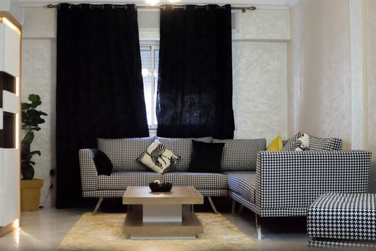 Standaard appartement, 3 slaapkamers, roken, uitzicht op stad | Woonruimte | Een smart-tv