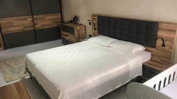 Standard Apartment, 3 Bedrooms, Smoking, City View | 3 bedrooms, hypo-allergenic bedding, iron/ironing board, free WiFi