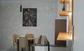Apartamento estándar, 3 habitaciones, fumadores, vistas a la ciudad | Zona de estar | Una Smart TV