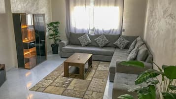 Standard-Apartment, 3 Schlafzimmer, Raucher, Stadtblick | Wohnbereich