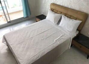 Ropa de cama hipoalergénica y tabla de planchar con plancha 