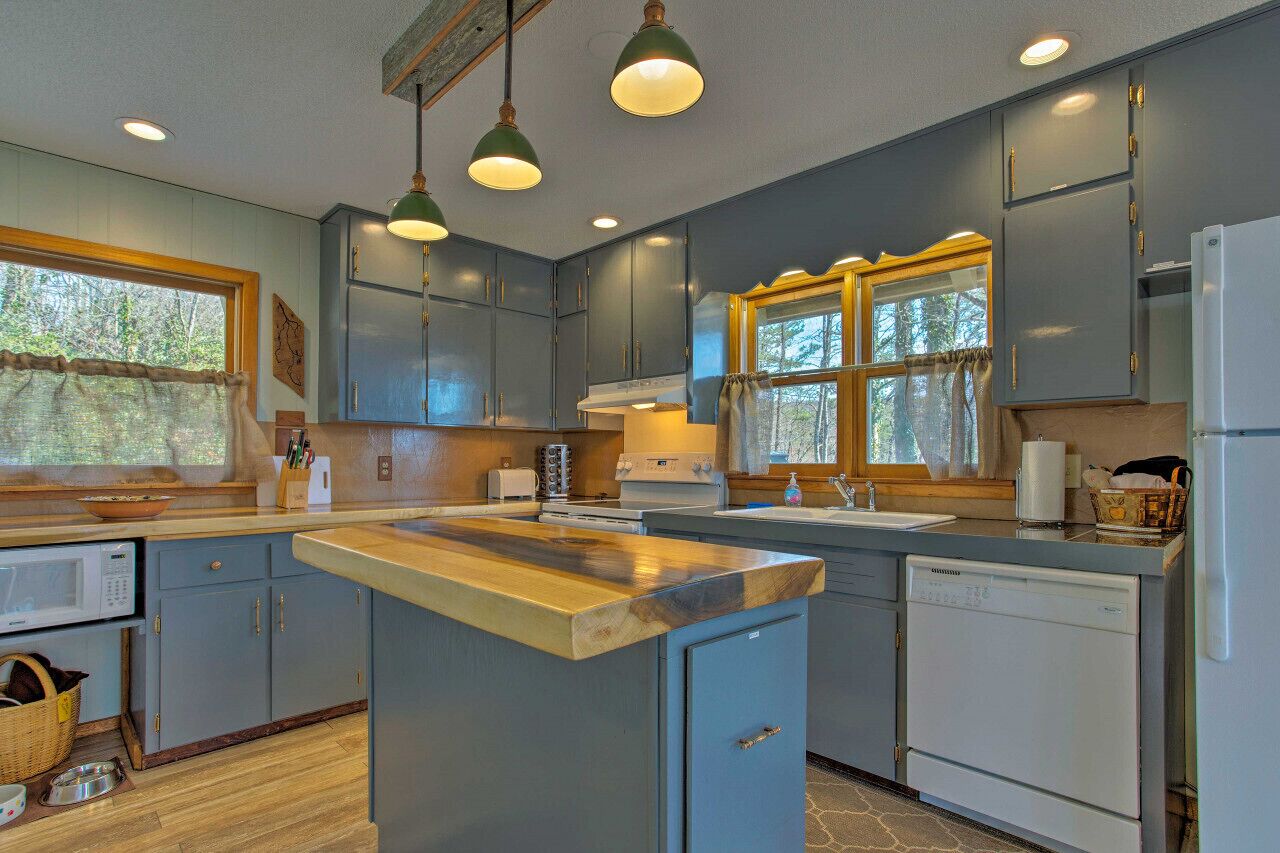 Point of View - Panoramic view, close to town, and pet friendly!