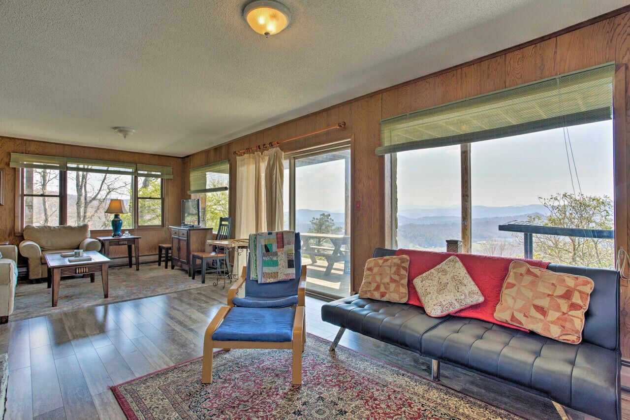 Point of View - Panoramic view, close to town, and pet friendly!